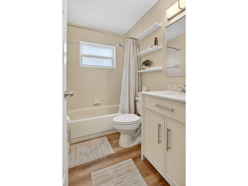 Welcome to this charming three-bedroom, two-bathroom - photo 30