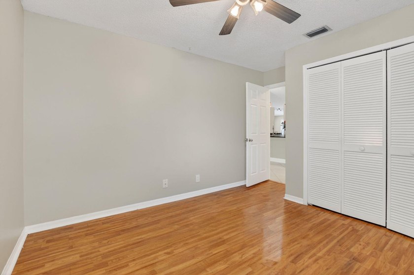 Welcome to this charming three-bedroom, two-bathroom - photo 32