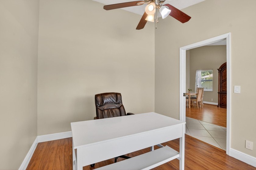 Welcome to this charming three-bedroom, two-bathroom - photo 35