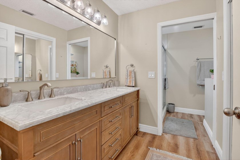 Welcome to this charming three-bedroom, two-bathroom - photo 39