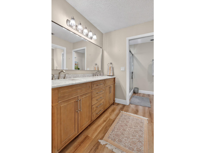 Welcome to this charming three-bedroom, two-bathroom - photo 40