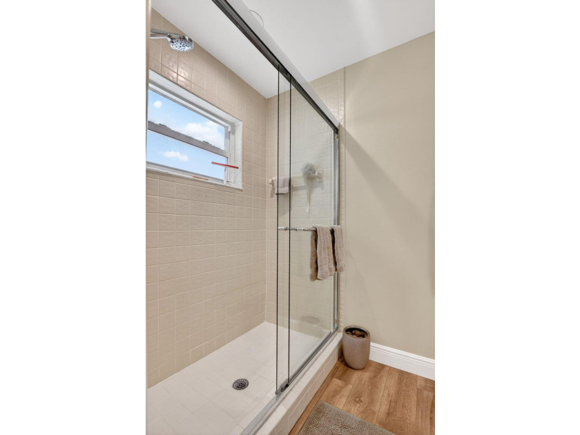 Welcome to this charming three-bedroom, two-bathroom - photo 41
