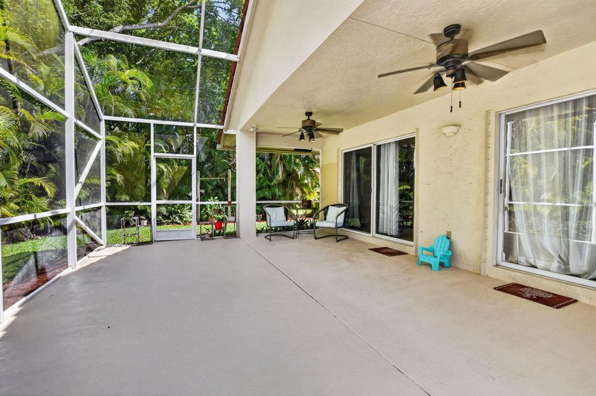 Welcome to this charming three-bedroom, two-bathroom - photo 43