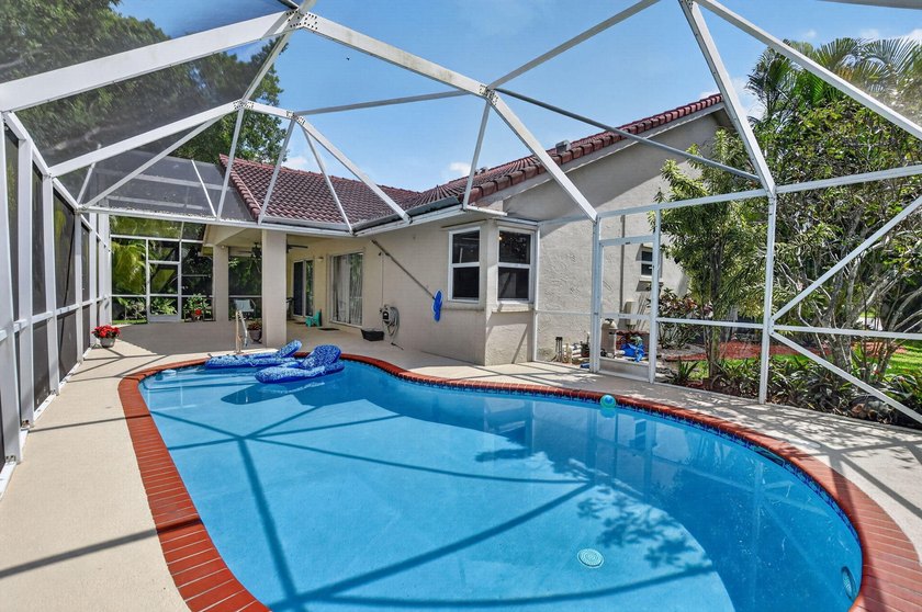Welcome to this charming three-bedroom, two-bathroom - photo 47