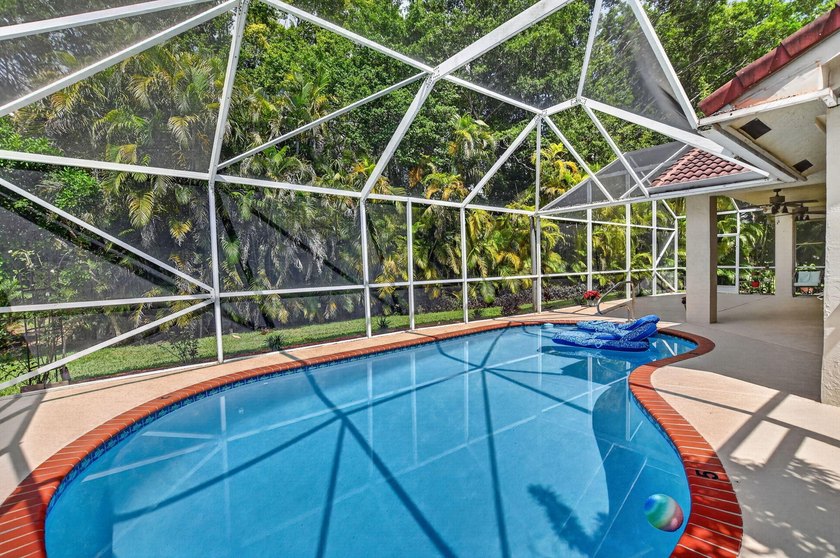 Welcome to this charming three-bedroom, two-bathroom - photo 48