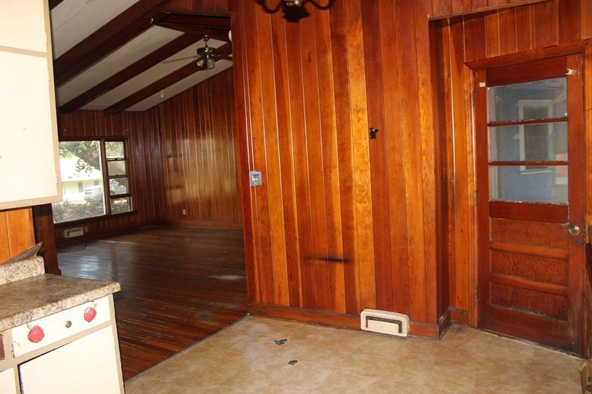 3 Bed / 1 Bath with attached carport offering a great - photo 3