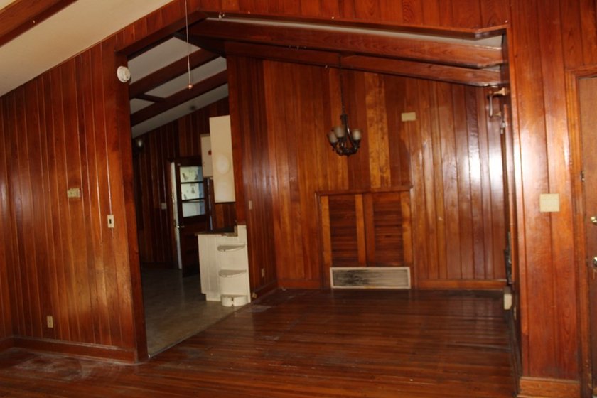 3 Bed / 1 Bath with attached carport offering a great - photo 5