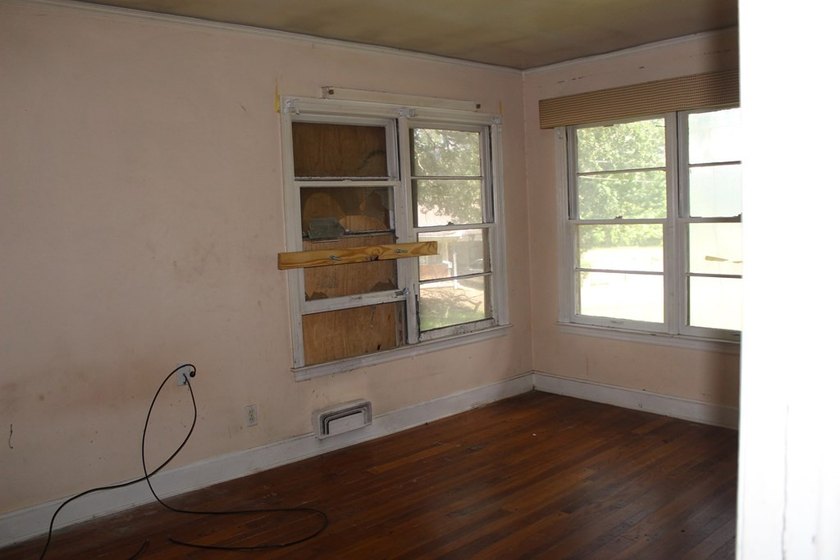 3 Bed / 1 Bath with attached carport offering a great - photo 6