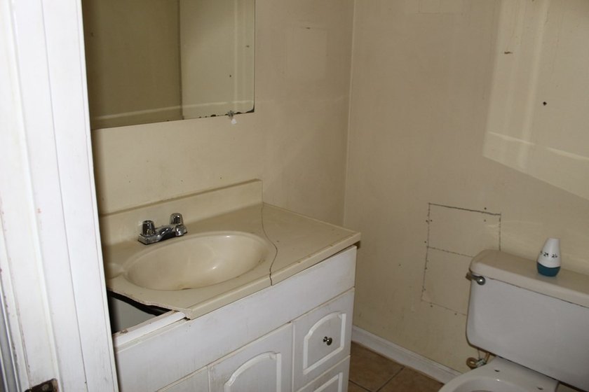 3 Bed / 1 Bath with attached carport offering a great - photo 7