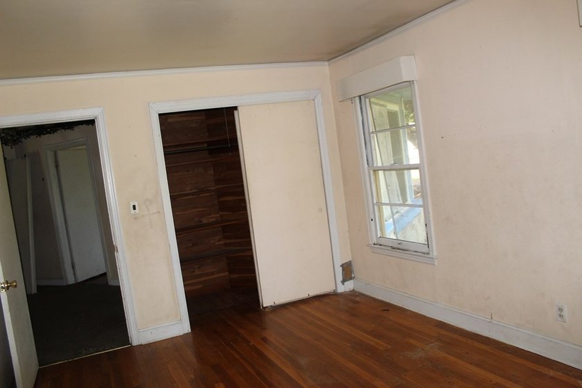 3 Bed / 1 Bath with attached carport offering a great - photo 8