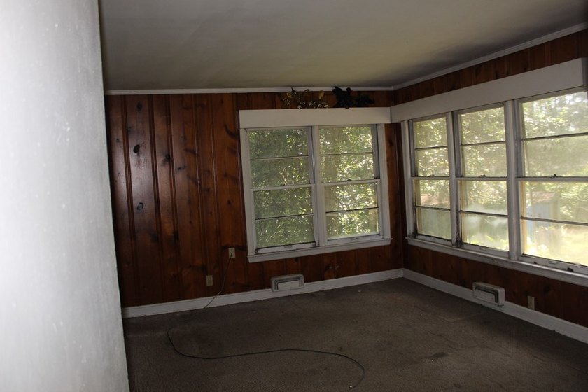 3 Bed / 1 Bath with attached carport offering a great - photo 9