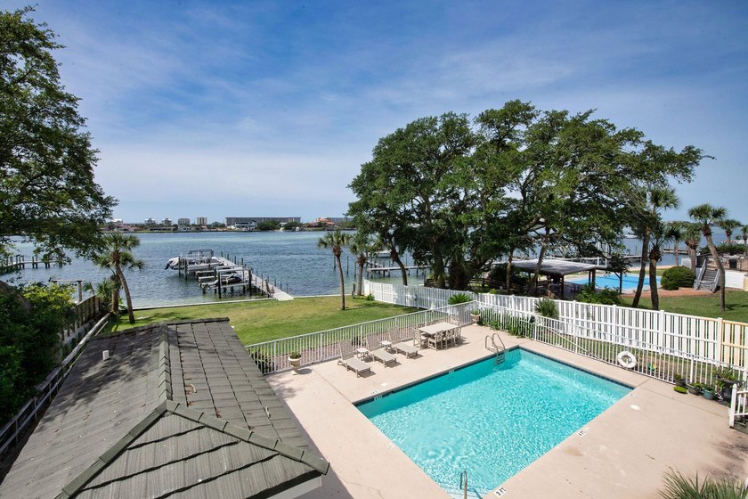 Welcome to an exceptional waterfront residence in the heart of - photo 15
