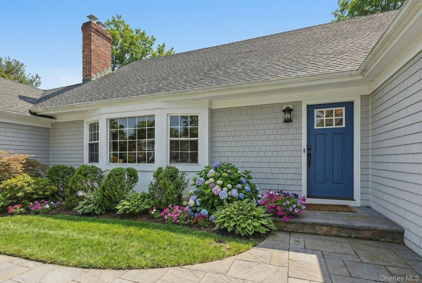Located in the Village of Flower Hill, 38 Hewlett Lane is a - photo 4
