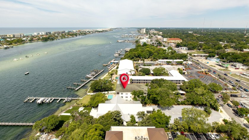 Welcome to an exceptional waterfront residence in the heart of - photo 35