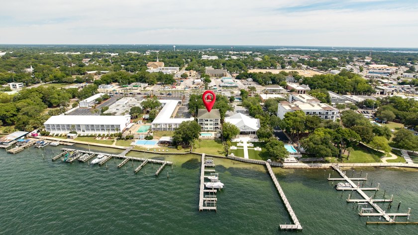 Welcome to an exceptional waterfront residence in the heart of - photo 36