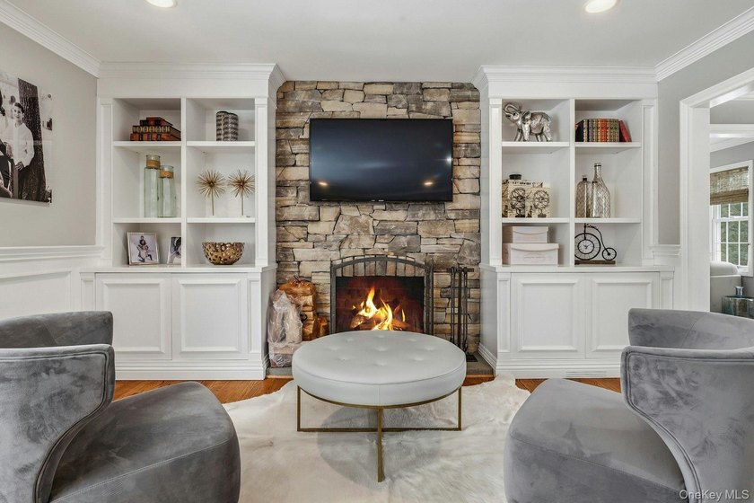 Located in the Village of Flower Hill, 38 Hewlett Lane is a - photo 8