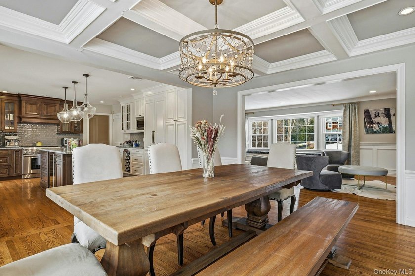 Located in the Village of Flower Hill, 38 Hewlett Lane is a - photo 10
