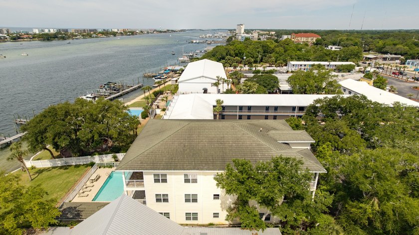 Welcome to an exceptional waterfront residence in the heart of - photo 44
