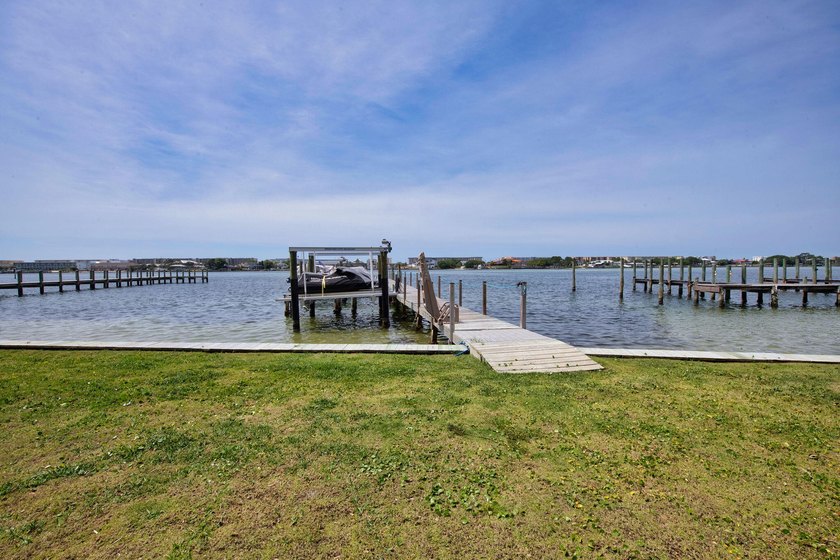 Welcome to an exceptional waterfront residence in the heart of - photo 49