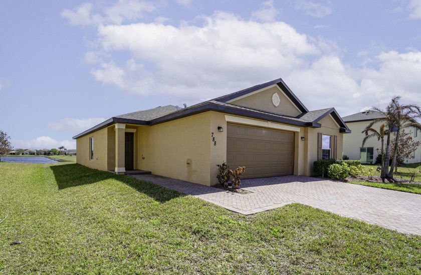 Beautiful updated 4 bedroom home in a gated community. New - photo 3