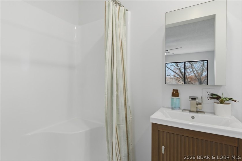 Newley Renovated Throughout!!!! Welcome to this stunning 4 - photo 14