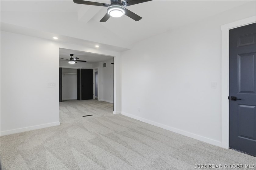 Newley Renovated Throughout!!!! Welcome to this stunning 4 - photo 17