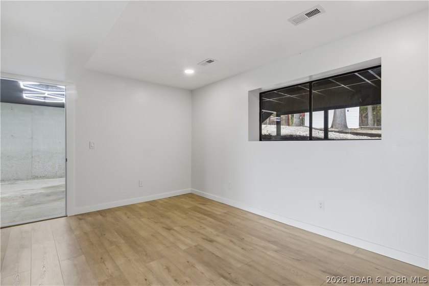 Newley Renovated Throughout!!!! Welcome to this stunning 4 - photo 22