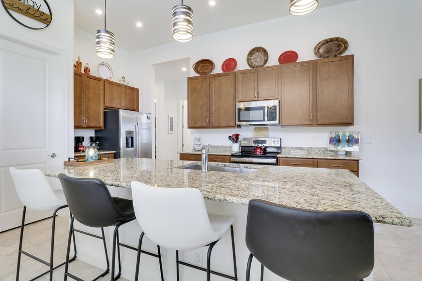 Room for everyone in this 3BR/3BA + bonus room or 4th bedroom - photo 8