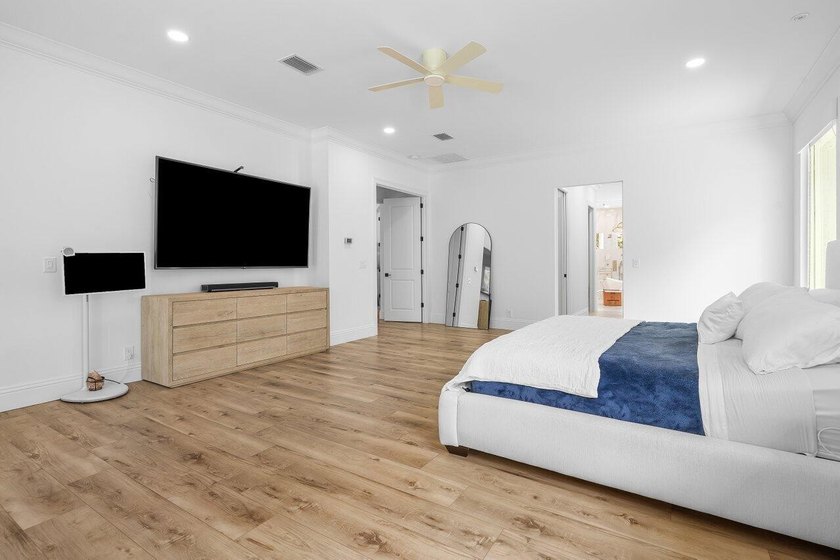 Experience the perfect blend of luxury, privacy, and modern - photo 18