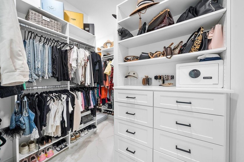 Experience the perfect blend of luxury, privacy, and modern - photo 23