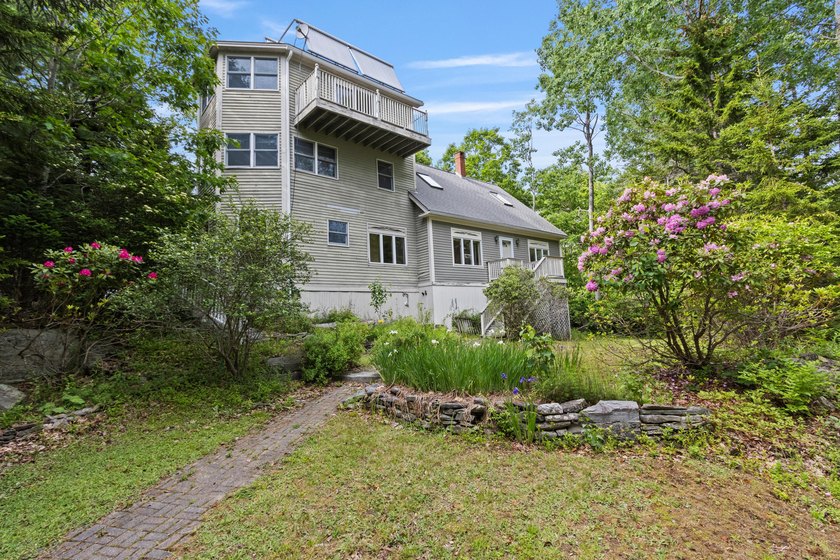 Nestled on a large private lot, this unique contemporary home - photo 4