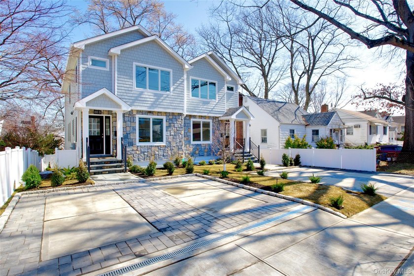 Lovely 2 family new construction almost completed. Truly a - photo 2