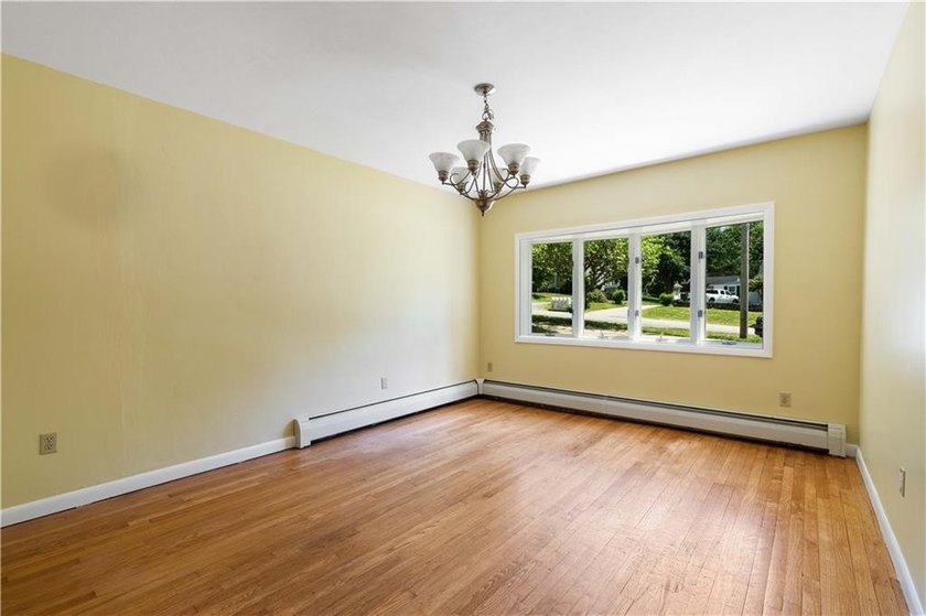 Welcome to 278 Green End Avenue, a well-maintained single-level - photo 11