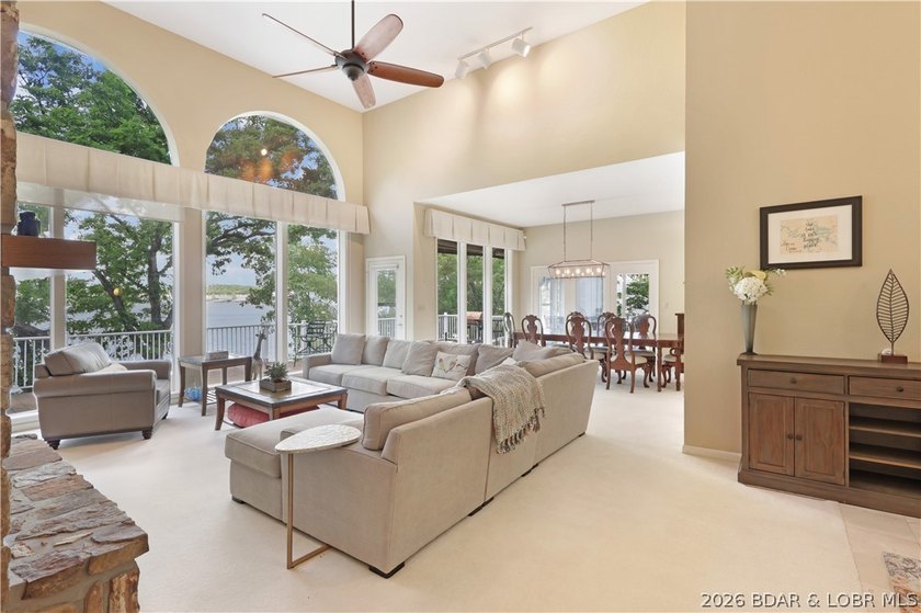 Welcome to 55 Point Hickory Ct. in beautiful Four Seasons, MO! - photo 15