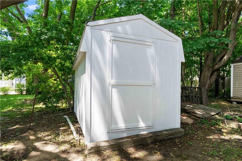 Welcome to 278 Green End Avenue, a well-maintained single-level - photo 29