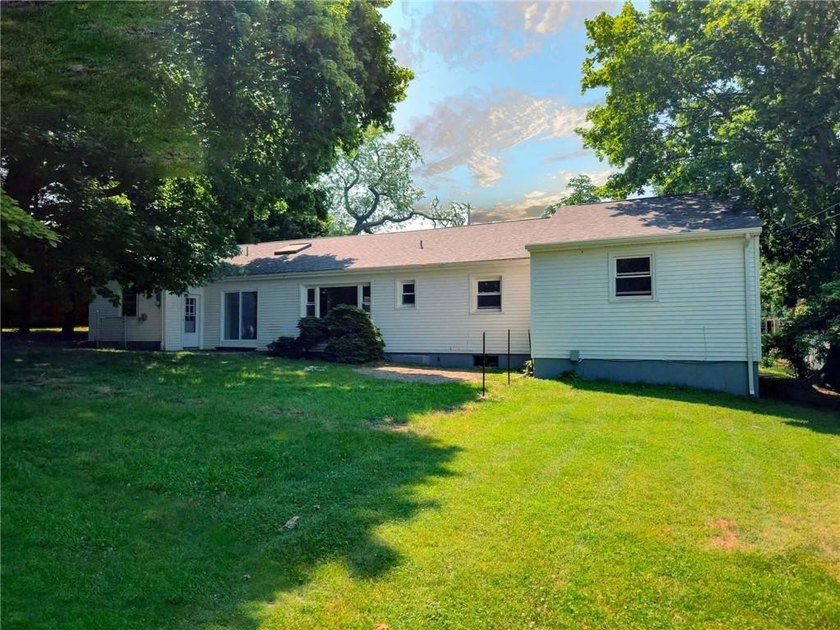 Welcome to 278 Green End Avenue, a well-maintained single-level - photo 30