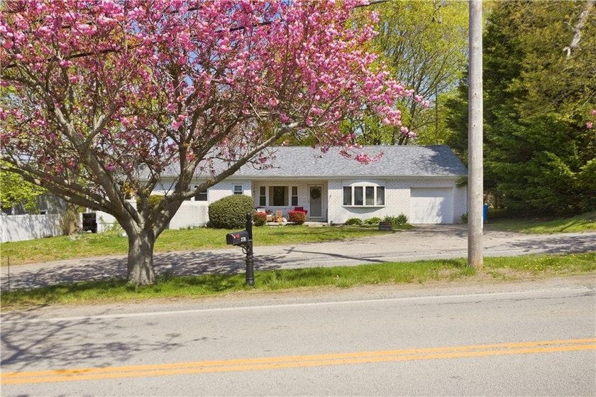Welcome to 278 Green End Avenue, a well-maintained single-level - photo 32
