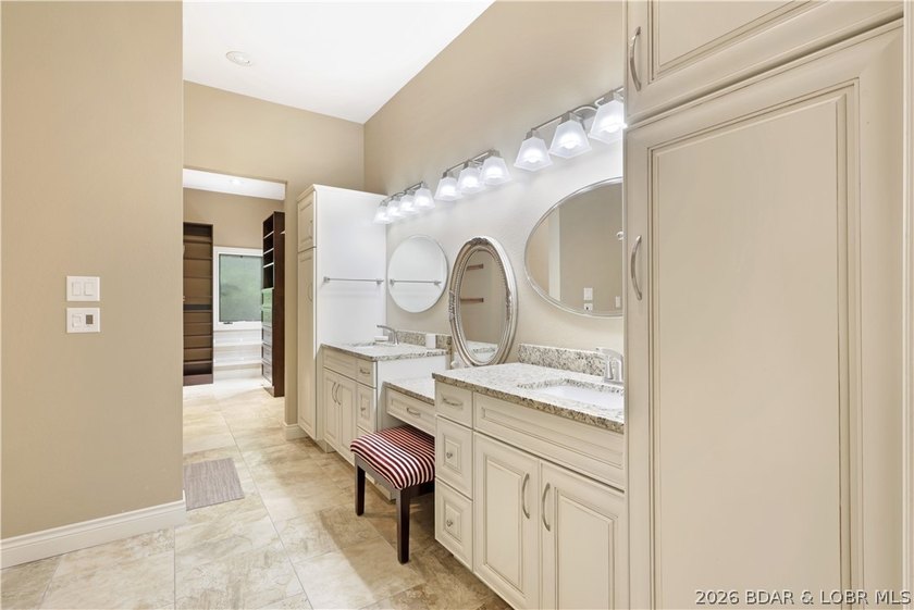 Welcome to 55 Point Hickory Ct. in beautiful Four Seasons, MO! - photo 34