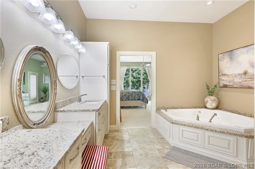 Welcome to 55 Point Hickory Ct. in beautiful Four Seasons, MO! - photo 35