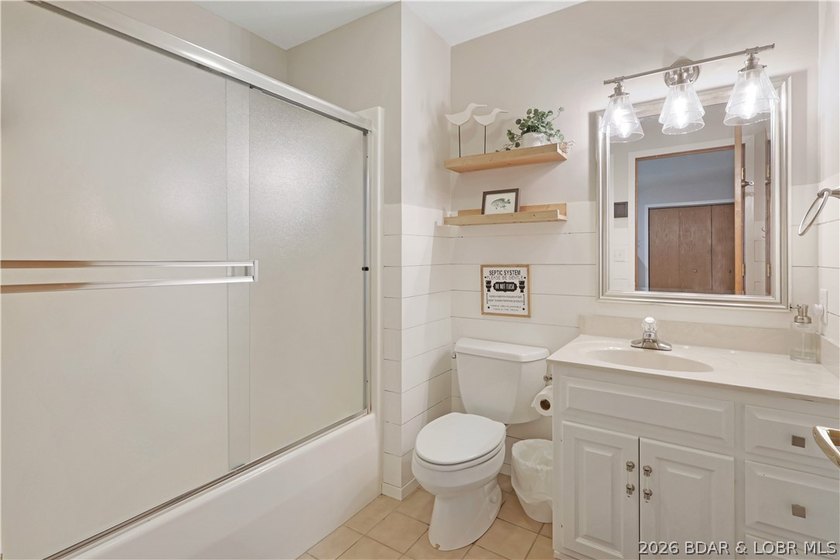 Welcome to 55 Point Hickory Ct. in beautiful Four Seasons, MO! - photo 43