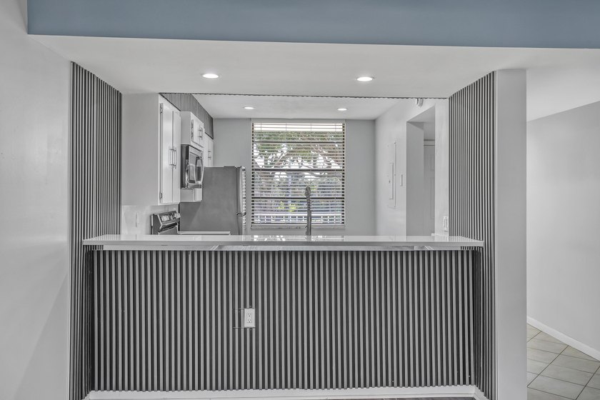 Beautifully upgraded condo offering modern finishes and - photo 13