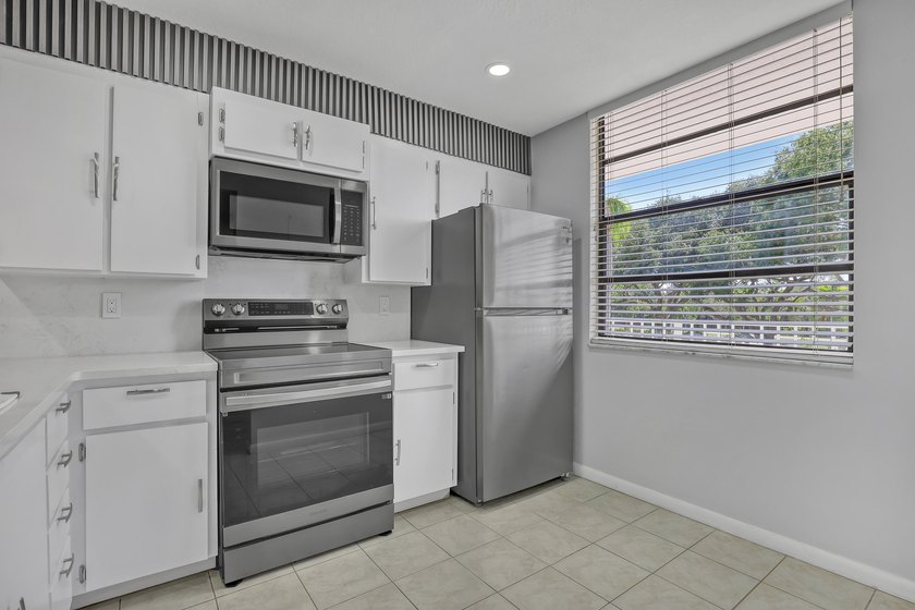 Beautifully upgraded condo offering modern finishes and - photo 14