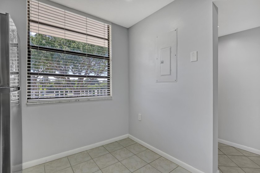 Beautifully upgraded condo offering modern finishes and - photo 15