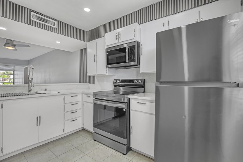Beautifully upgraded condo offering modern finishes and - photo 16
