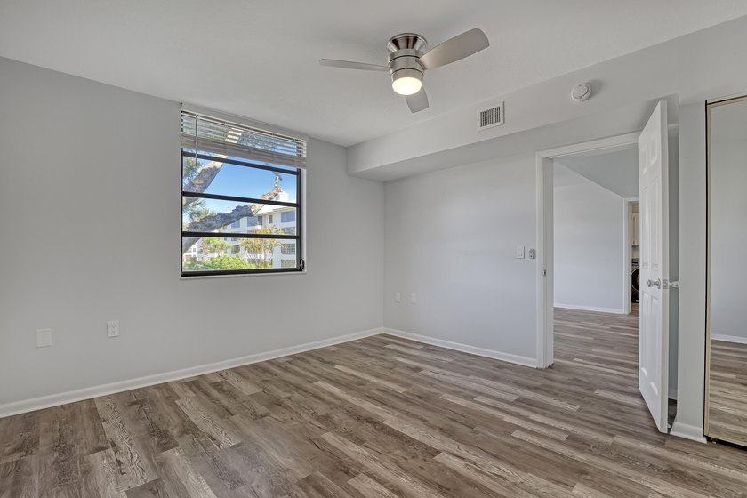 Beautifully upgraded condo offering modern finishes and - photo 20