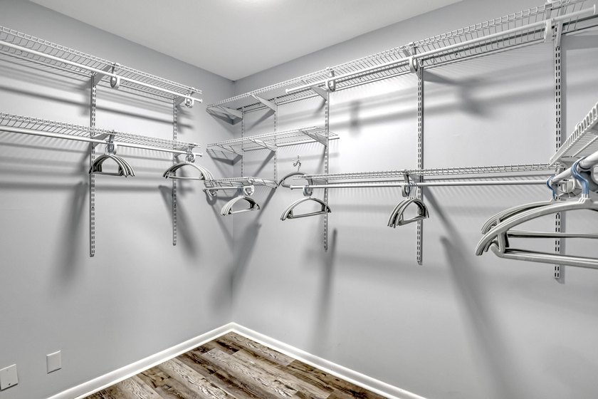 Beautifully upgraded condo offering modern finishes and - photo 21