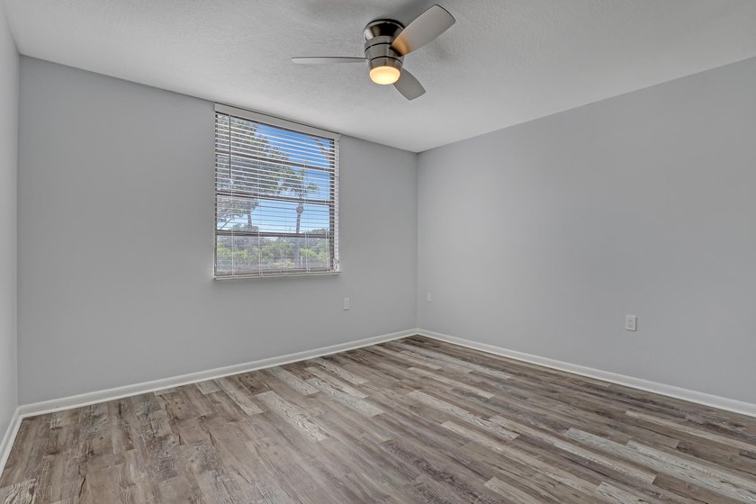 Beautifully upgraded condo offering modern finishes and - photo 24