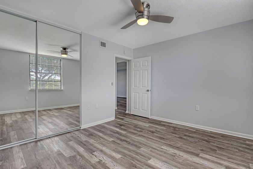 Beautifully upgraded condo offering modern finishes and - photo 25