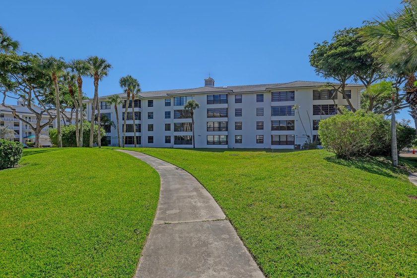 Beautifully upgraded condo offering modern finishes and - photo 28