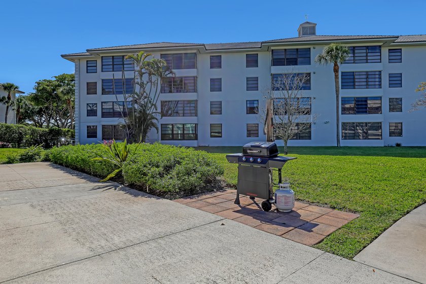 Beautifully upgraded condo offering modern finishes and - photo 29